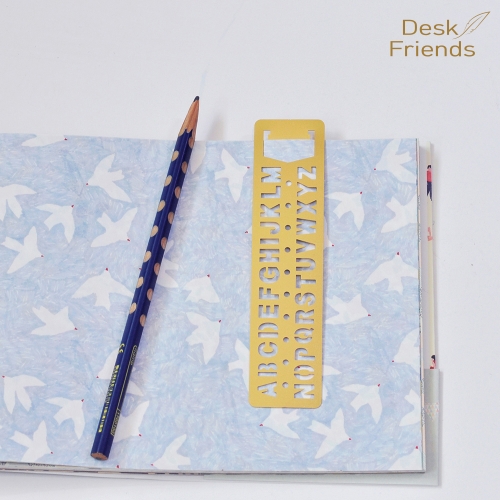 7. 황동 알파벳 북마크