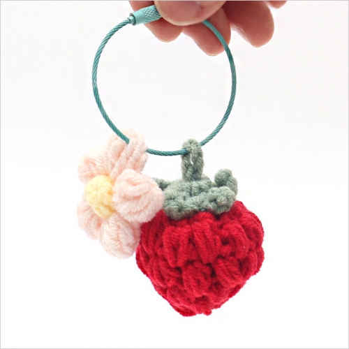 딸기 뜨개 꽃 키링
